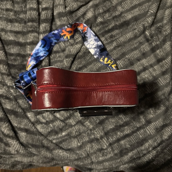 Maroon guitar bag - Picture 2 of 3